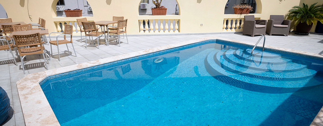 Iskolai medence Magániskolai medence