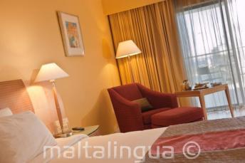 Egy deluxe vendégszoba a Marriott szállodában, Málta