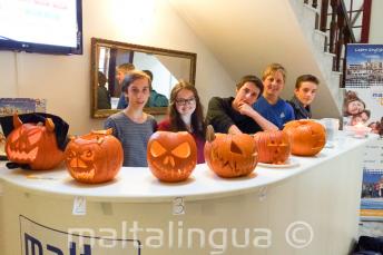 Junior tanulók Halloween tökökkel az iskola recepcióján