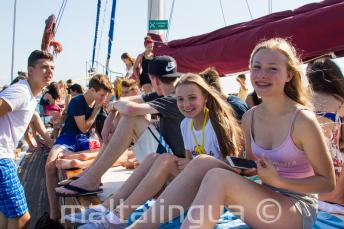 Fiatal diákok élvezik az iskolai hajókirándulást