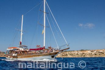 A Maltalingua hajója útban Cominóra