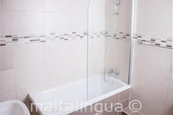 Iskolai apartman, fürdőszobája St Juliansben