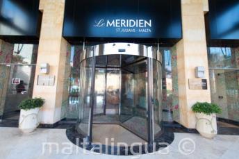 A Le Meridien hotel bejárata St Julians-ben