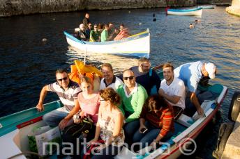 A diákok készen állnak a hajókirándulásra a Blue Grotto-hoz