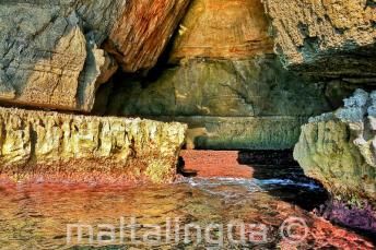 Ragyogó színek a vízben a Blue Grotto-ban