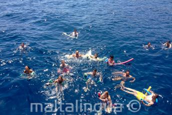 Az angolul tanuló diákok egy nagy csoportja együtt úszik