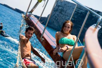2 tanuló pihen a hajó fedélzetén Cominón Máltán