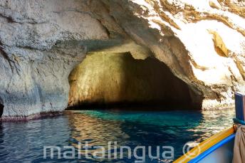Egy barlang belseje a Blue Grotto-nál