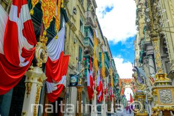 Egy zászlókkal díszített utca Vallettában, Máltán