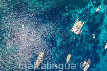Légifotó hajókról a Crystal Bay-ben, Cominón