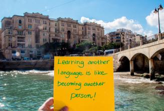 Megtanulni egy új nyelvet olyan, mint egy új személlyé válni. Balluta-öböl, St Julians