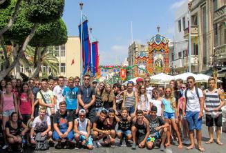 Junior lnyelviskolai tanulók egy falusi ünnepélyen, Máltán