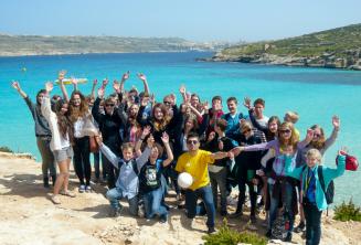 A nyelvitábor tanulóinak egy csoportja kirándul Cominón, Máltán
