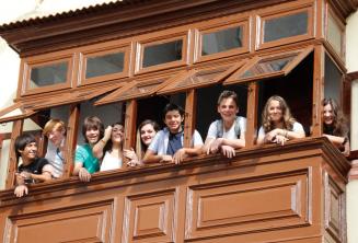 Tinédzser tanulók egy iskolai erkélyen