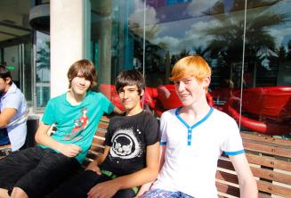 3 diák egy padon ül a diákszálló előtt