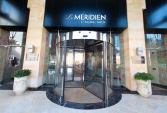 A Le Meridien hotel bejárata St Julians-ben