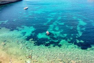 Egy kristálytiszta vízű tengeri öböl látványa Máltán