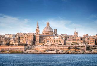 Valletta látlépe a sliemai kompról