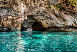 Tengerkék víz a Blue Grotto-nál, Máltán