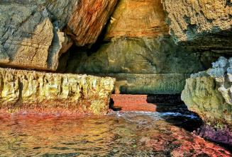 Ragyogó színek a vízben a Blue Grotto-ban