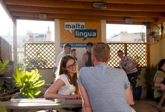 Angolul tanuló diák beszélget a tanárával a tetőteraszon