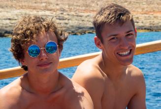 2 fiú mosolyog egy iskolai hajókiránduláson