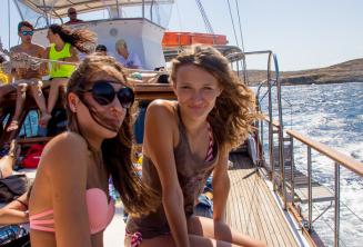 2 tinédzser lány egy hajókiránduláson