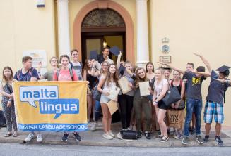 Csoportkép a tinédzser angol nyelvi tanulókról, az iskolánk előtt, Máltán